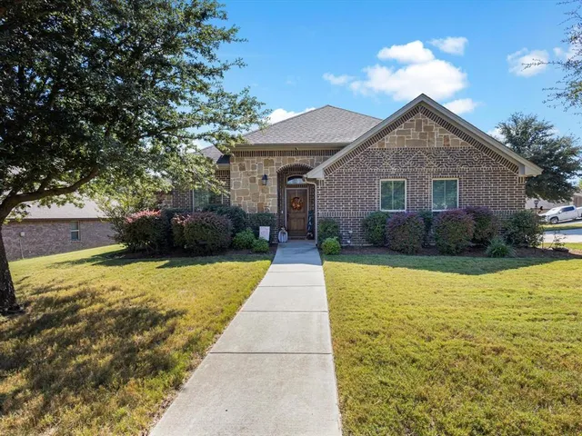 $439,500 | 100 Valle Court, Azle, TX 76020