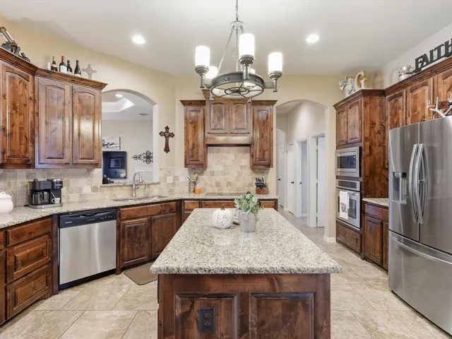 $439,500 | 100 Valle Court, Azle, TX 76020