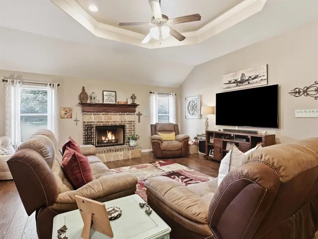 $439,500 | 100 Valle Court, Azle, TX 76020