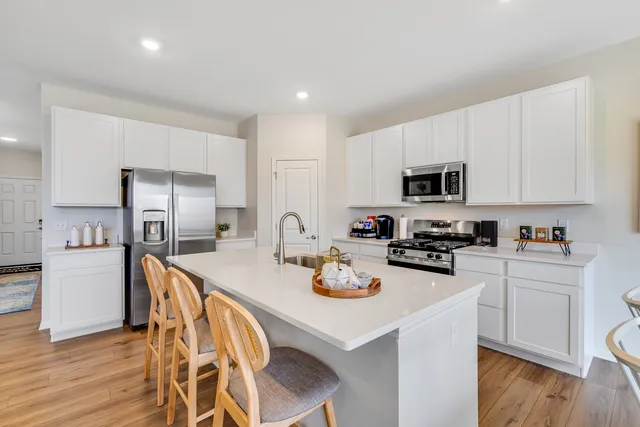 $427,490 | 750 West Ashton Drive, St. Charles, IL 60174