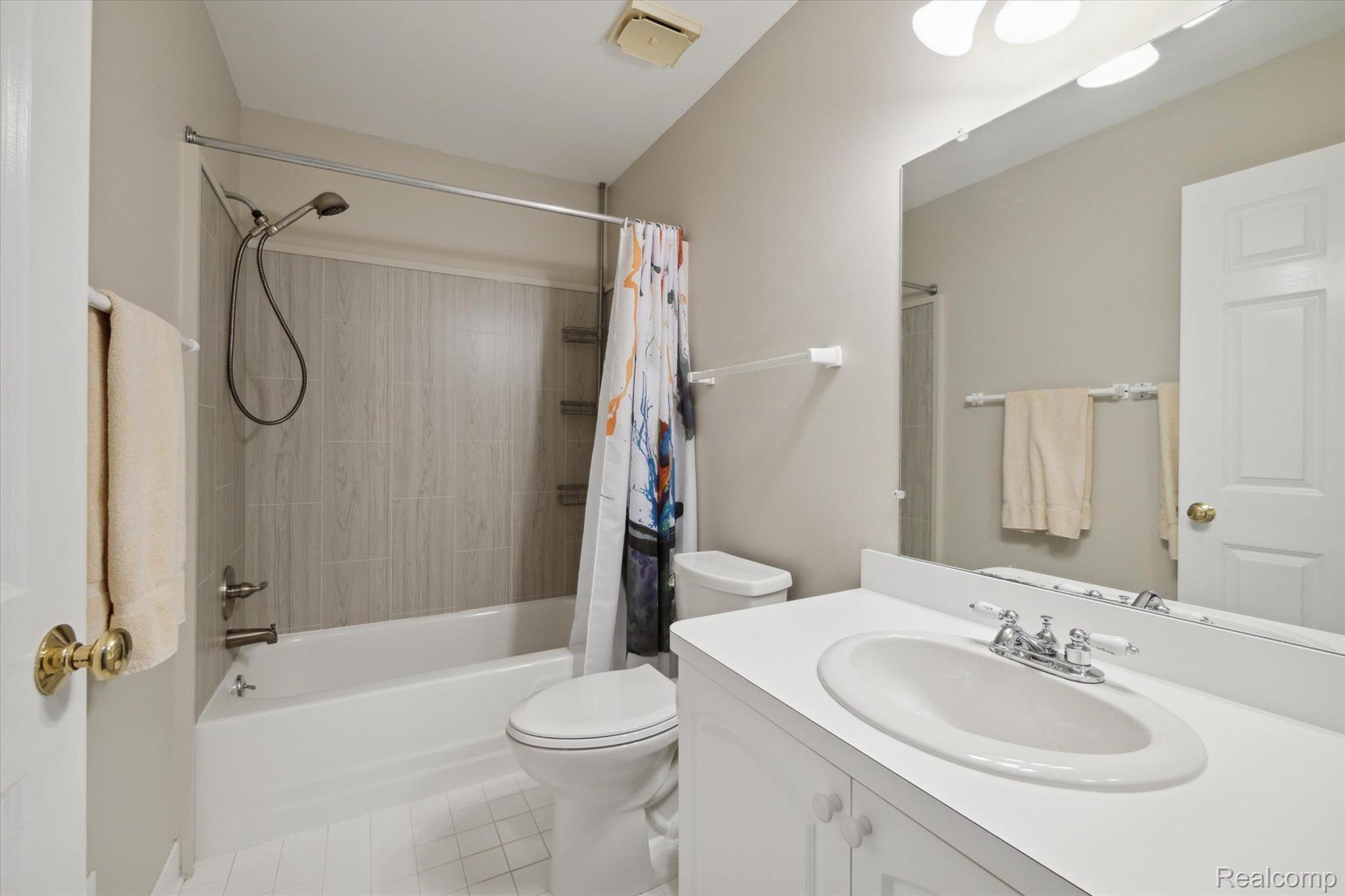 1499 Carriage Lane Rochester, MI 48306 - Photo 11 of 16 Master Bath w/new Tub Surround!