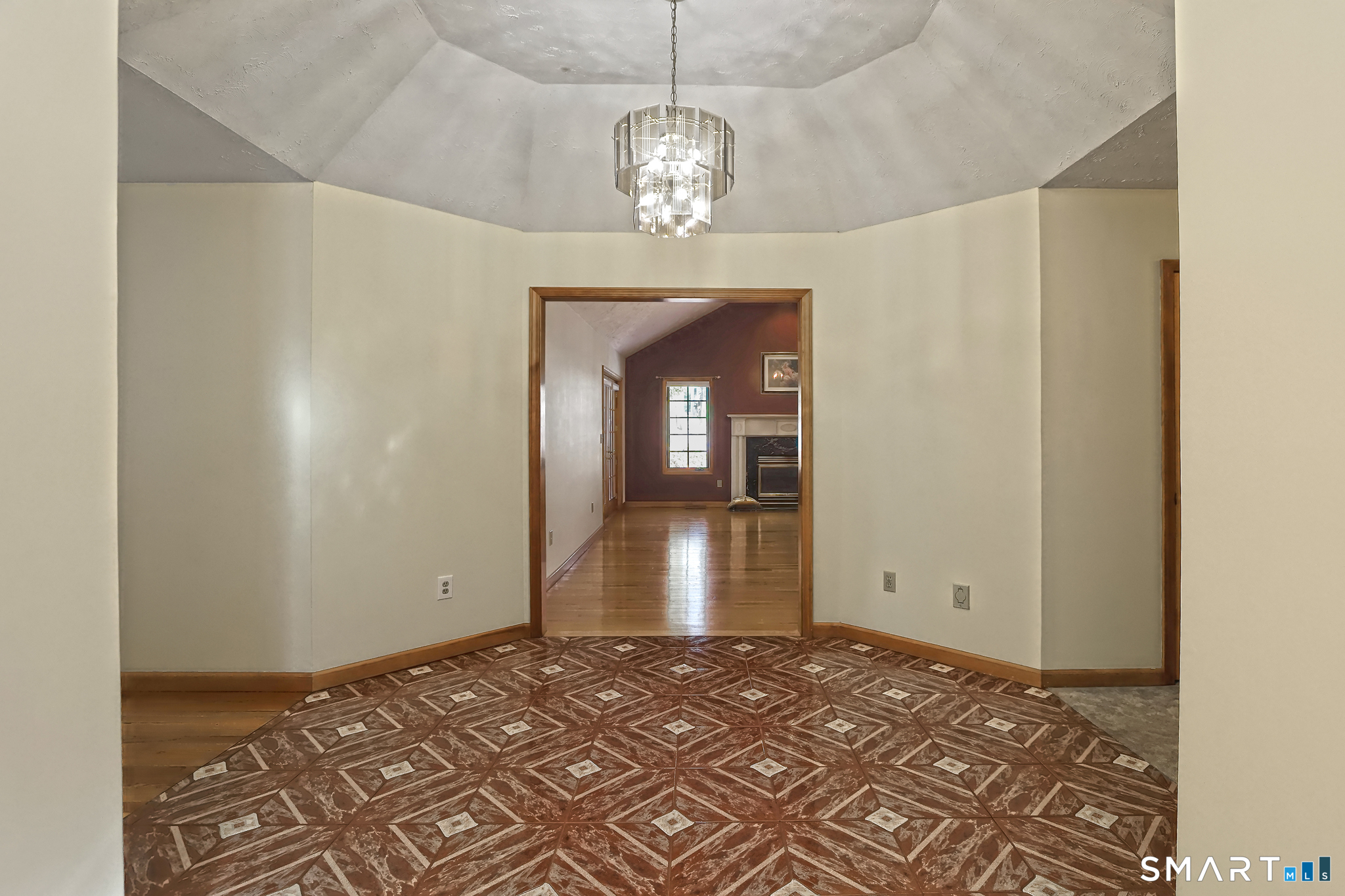 95 Ash Drive Hamden, CT 06518 - Photo 9 of 37 Foyer View to Living Room