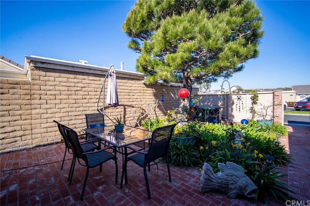 23892 Taranto Bay Dana Point, CA 92629 - Photo 37 of 73 a backyard of a house with table and chairs