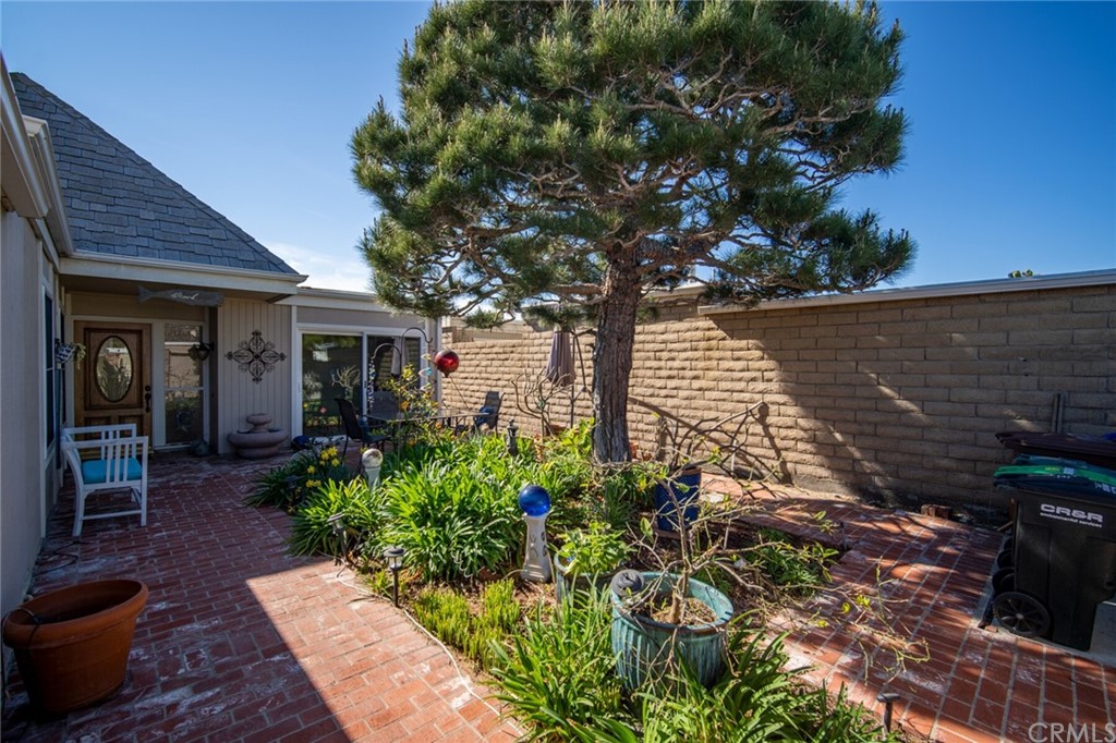 23892 Taranto Bay Dana Point, CA 92629 - Photo 6 of 73 a front view of a house with garden