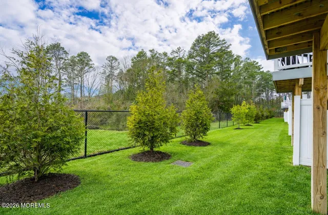 a view of a back yard