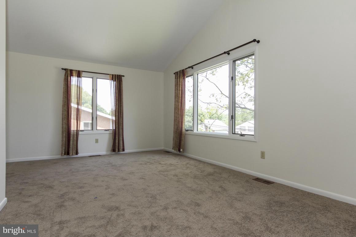947 Cromwell Bridge Road Towson, MD 21286 - Photo 4 of 23 Living Room