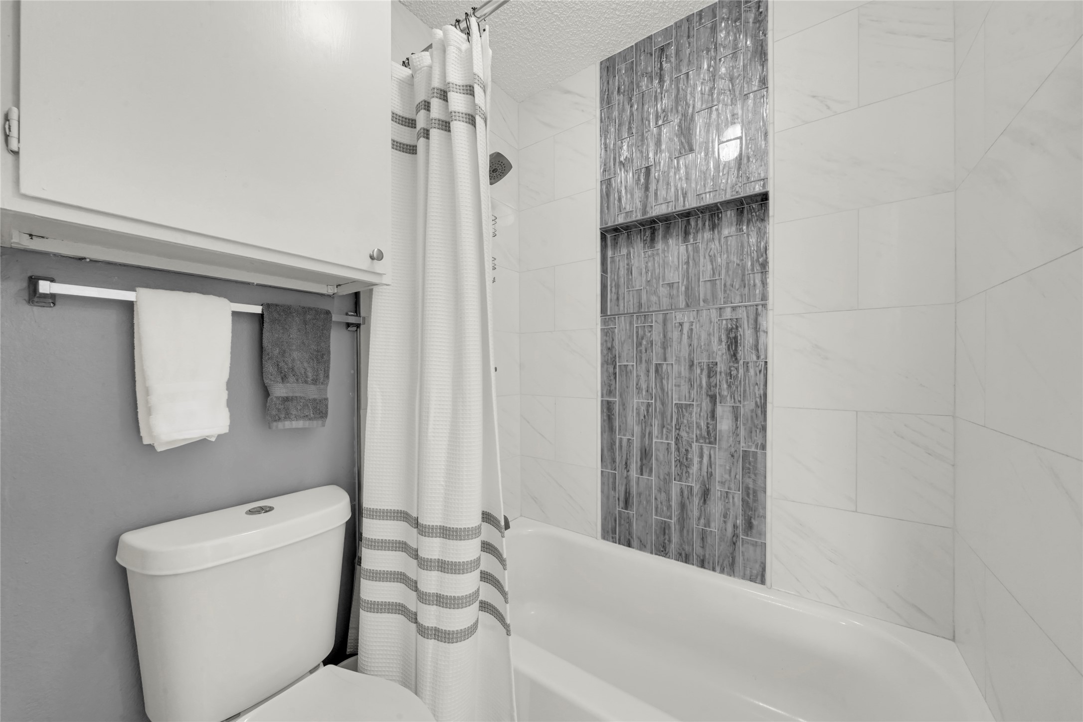 3600 Jeanetta Street, Unit 601 Houston, TX 77063 - Photo 18 of 24 a bathroom with a toilet a sink and bathtub