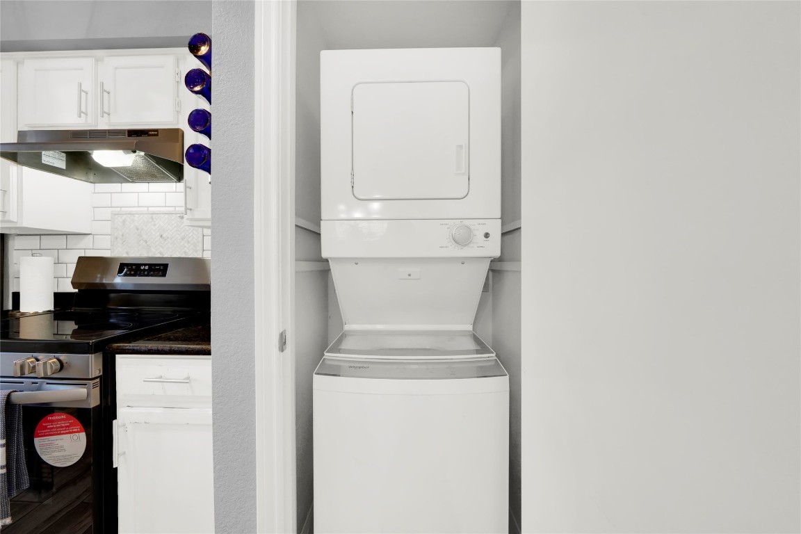 3600 Jeanetta Street, Unit 601 Houston, TX 77063 - Photo 6 of 24 a utility room with dryer and washer