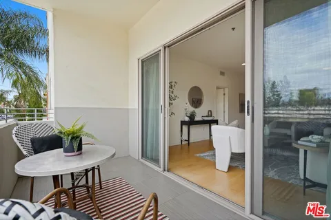 $699,000 | 5016 Bakman Avenue, Unit 202, North Hollywood, CA 91601