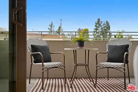 $699,000 | 5016 Bakman Avenue, Unit 202, North Hollywood, CA 91601