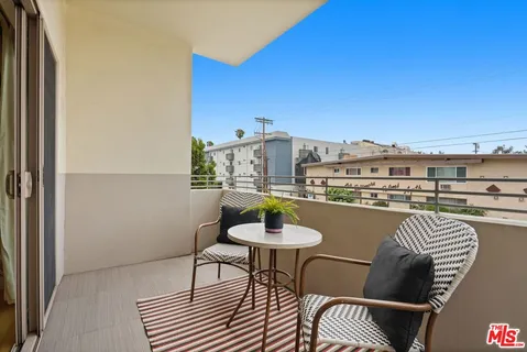 $699,000 | 5016 Bakman Avenue, Unit 202, North Hollywood, CA 91601