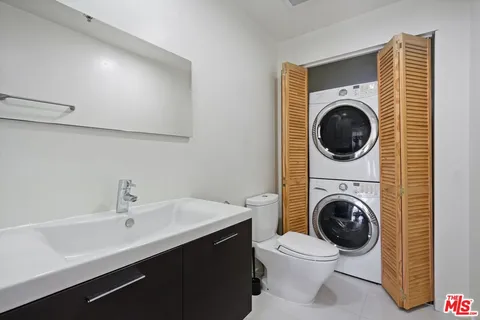 $699,000 | 5016 Bakman Avenue, Unit 202, North Hollywood, CA 91601