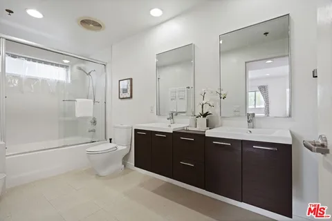 $699,000 | 5016 Bakman Avenue, Unit 202, North Hollywood, CA 91601
