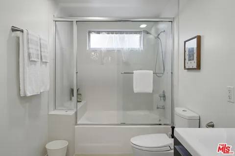 $699,000 | 5016 Bakman Avenue, Unit 202, North Hollywood, CA 91601