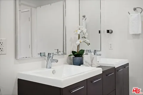 $699,000 | 5016 Bakman Avenue, Unit 202, North Hollywood, CA 91601