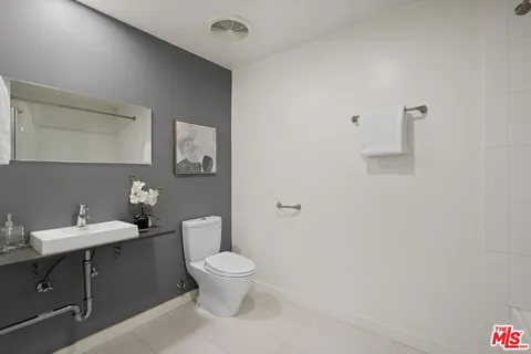 $699,000 | 5016 Bakman Avenue, Unit 202, North Hollywood, CA 91601