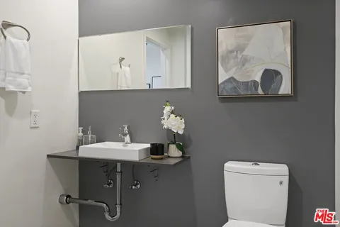 $699,000 | 5016 Bakman Avenue, Unit 202, North Hollywood, CA 91601