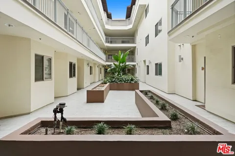 $699,000 | 5016 Bakman Avenue, Unit 202, North Hollywood, CA 91601