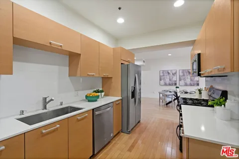 $699,000 | 5016 Bakman Avenue, Unit 202, North Hollywood, CA 91601
