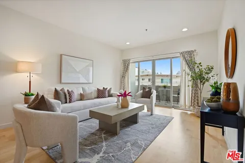 $699,000 | 5016 Bakman Avenue, Unit 202, North Hollywood, CA 91601