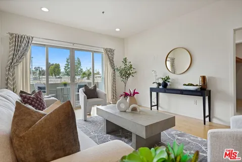 $699,000 | 5016 Bakman Avenue, Unit 202, North Hollywood, CA 91601