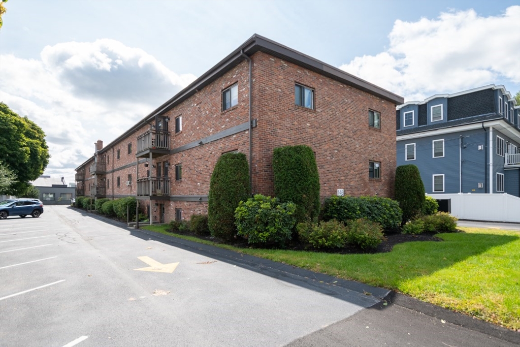 146 Willow Street, Unit 4 Waltham, MA 02453 - Photo 3 of 13 a front view of a house with garden