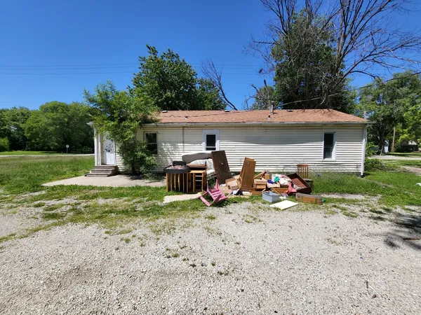 a view of a house with backyard