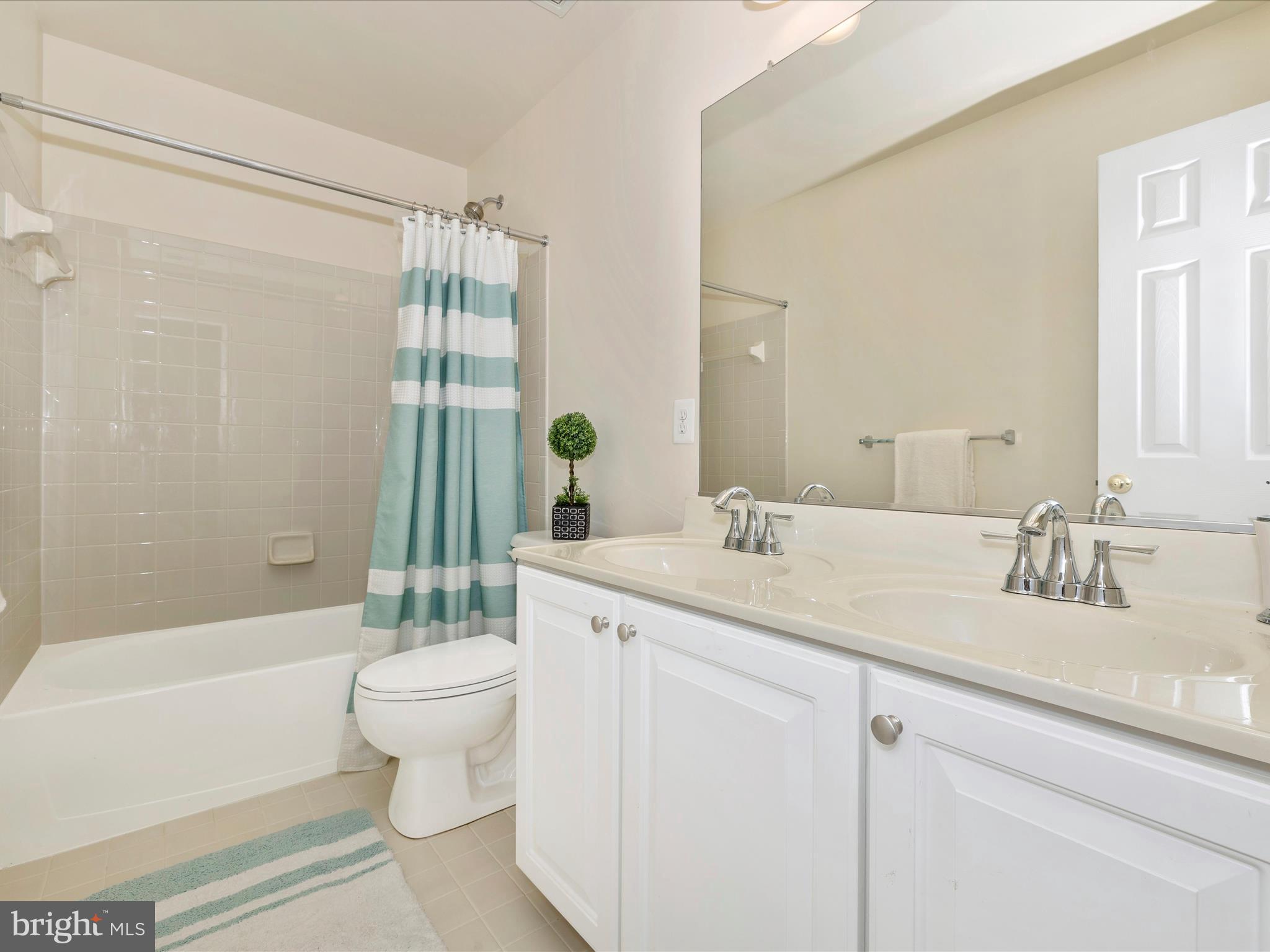 23133 Persimmon Ridge Road Clarksburg, MD 20871 - Photo 46 of 73 Upper level full bath with double sinks.
