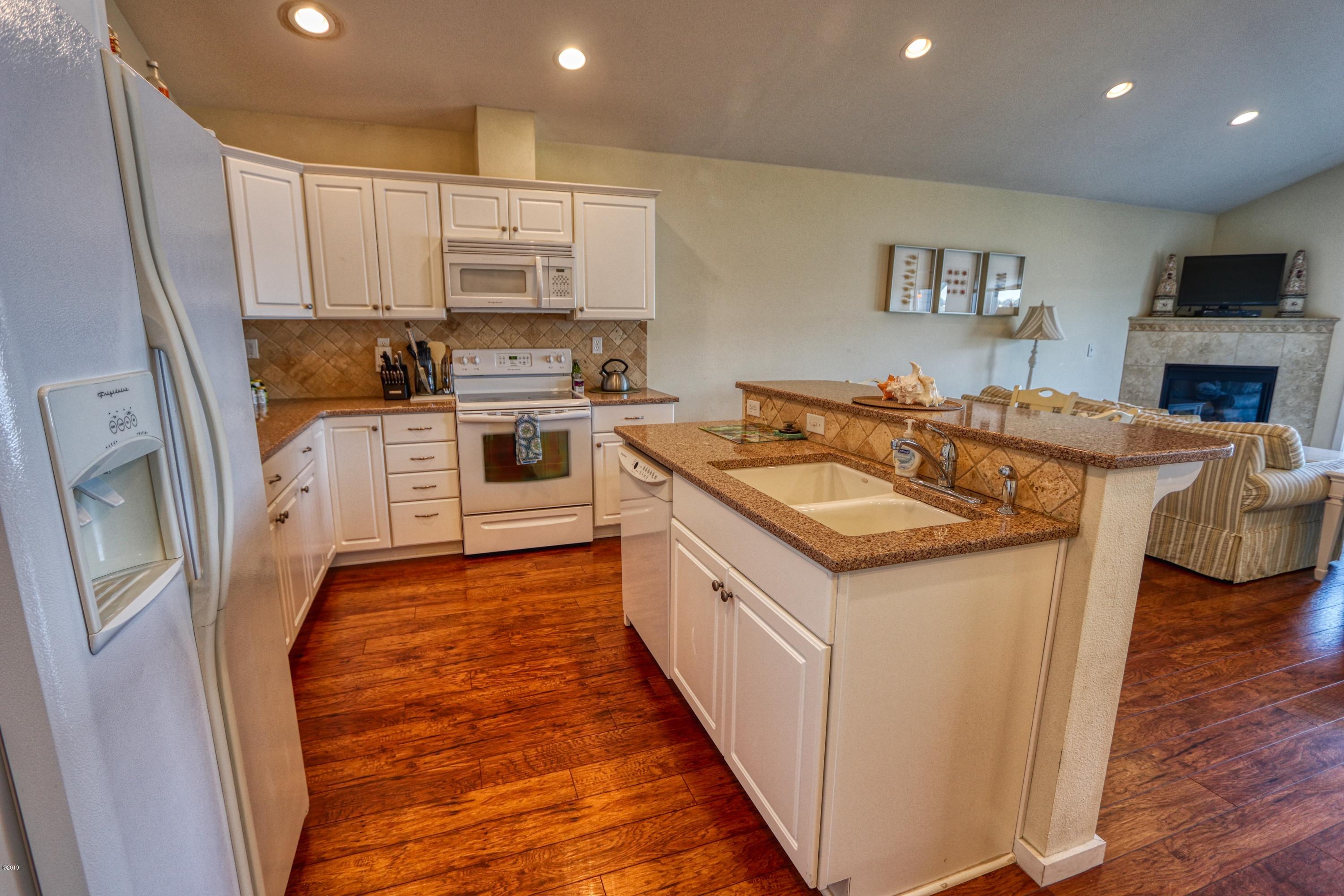 236 Southwest 27th Street South Beach, OR 97366 - Photo 6 of 25 Kitchen