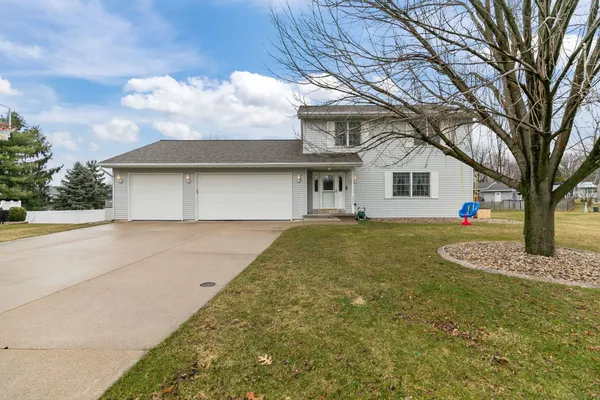 $409,900 | 1401 Haymeadow Court, New London, WI 54961