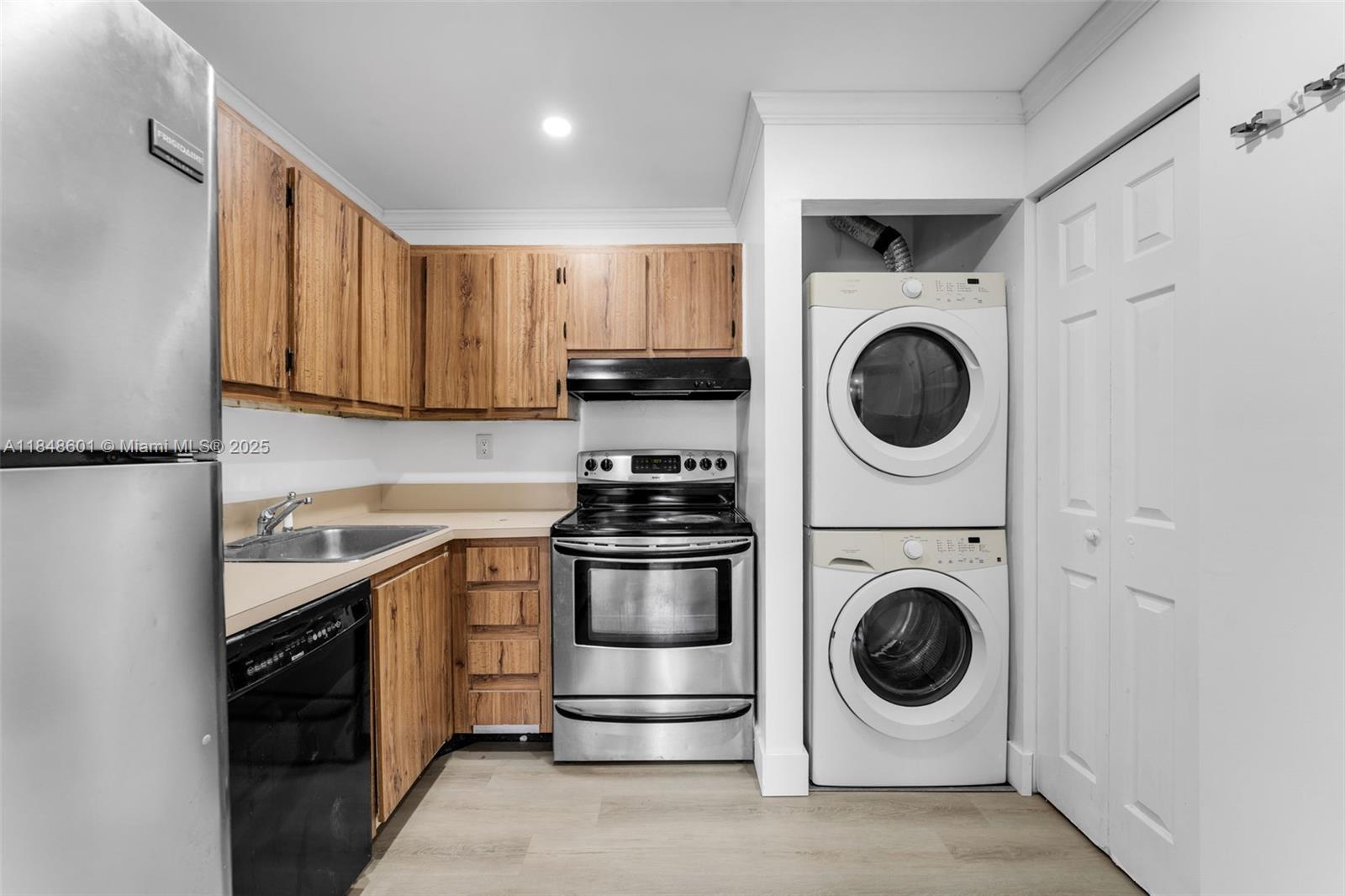 6911 Southwest 129th Avenue, Unit 2 Miami, FL 33183 - Photo 5 of 30 a kitchen with a washer and a dryer