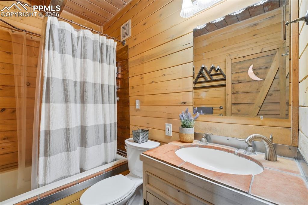 5315 East Best Road Larkspur, CO 80118 - Photo 15 of 50 Main Floor Bathroom