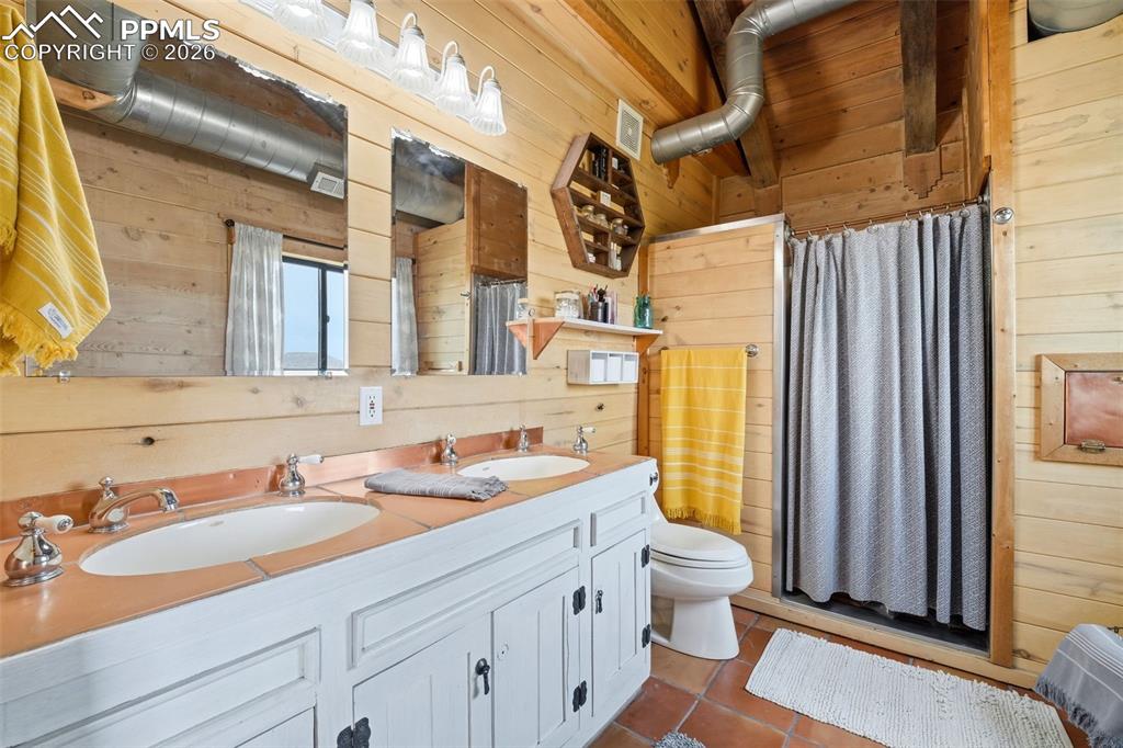 5315 East Best Road Larkspur, CO 80118 - Photo 22 of 50 En Suite Bathroom