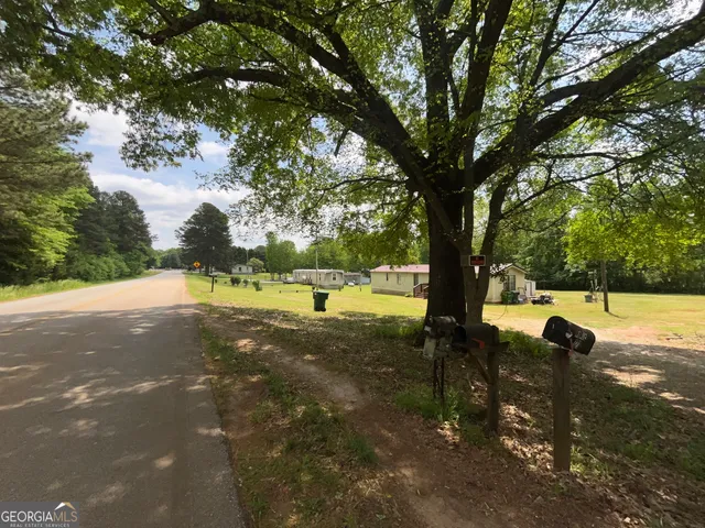 a view of yard with tree