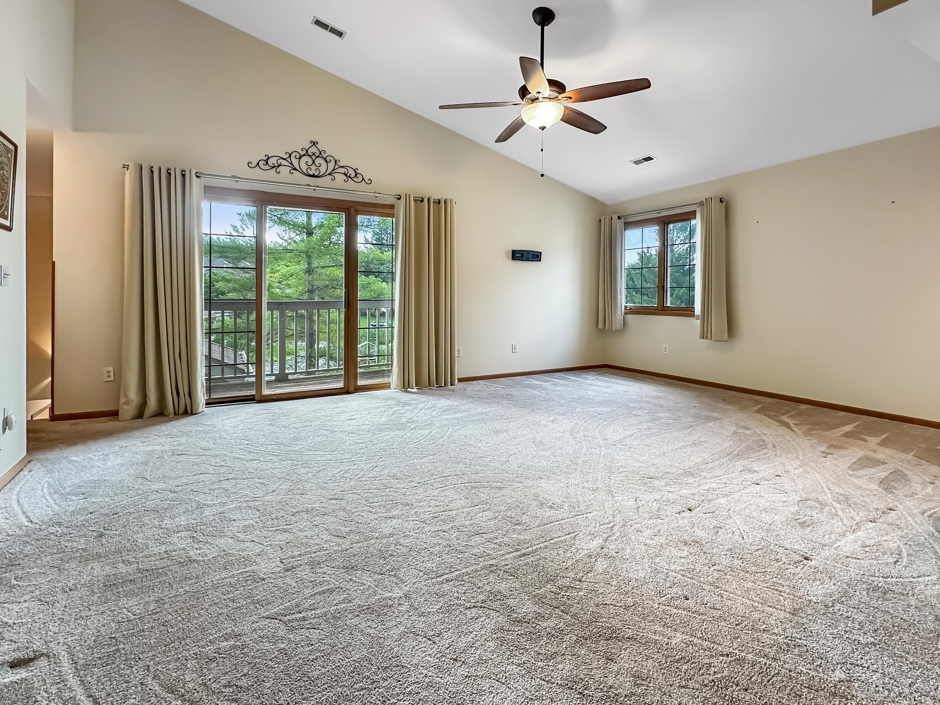 2264 Circle Ridge Road, Unit D Delafield, WI 53018 - Photo 4 of 16 Vaulted ceiling
