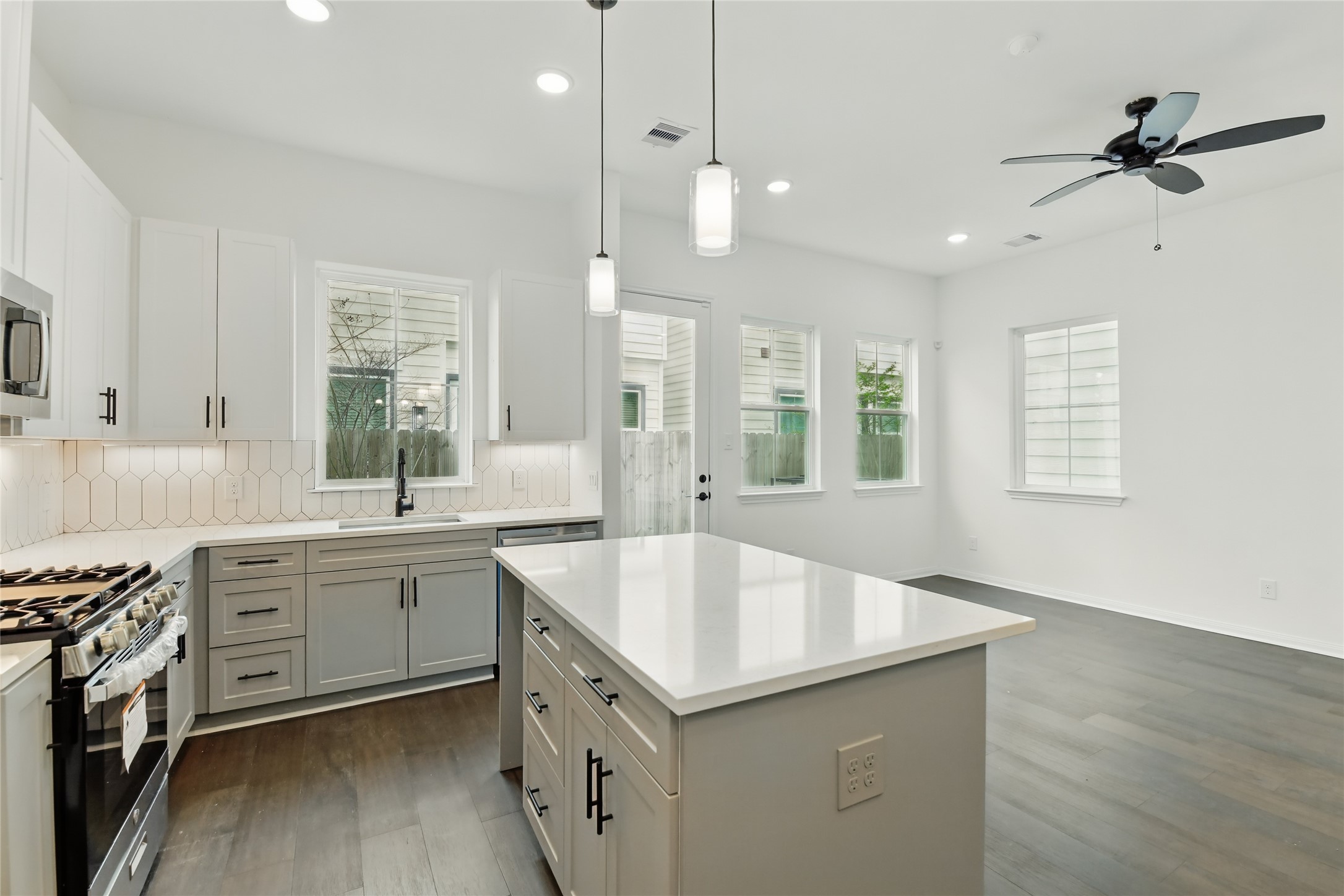 9902 Clark Road, Unit I Houston, TX 77076 - Photo 14 of 47