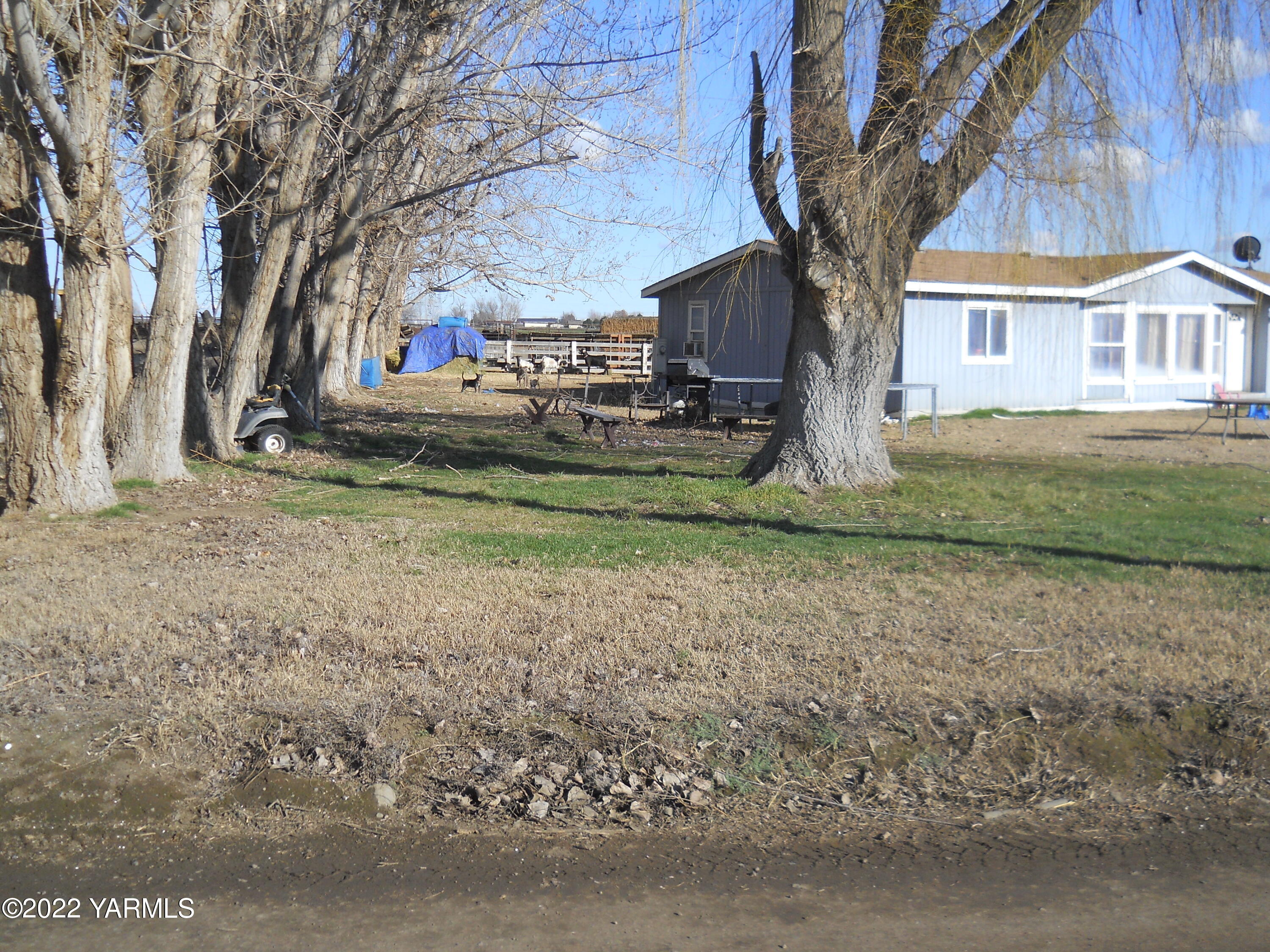 601 Den Boer Road Grandview, WA 98930 - Photo 7 of 10 a view of a house with a yard