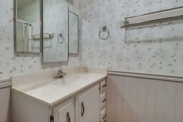 a view of livingroom with furniture and windows