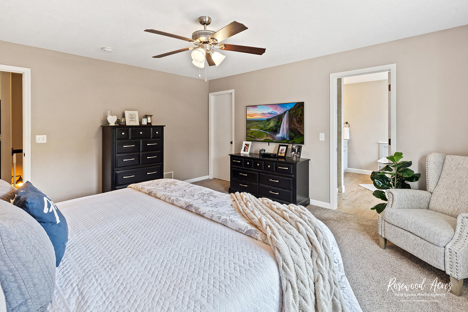 2650 Mooregate Turn Kankakee, IL 60901 - Photo 20 of 51 a bedroom with a bed and a flat screen tv