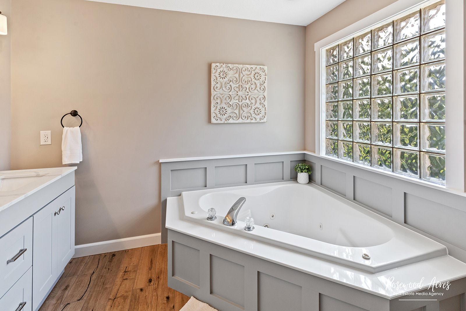 2650 Mooregate Turn Kankakee, IL 60901 - Photo 24 of 51 a bathroom with a bathtub and a window
