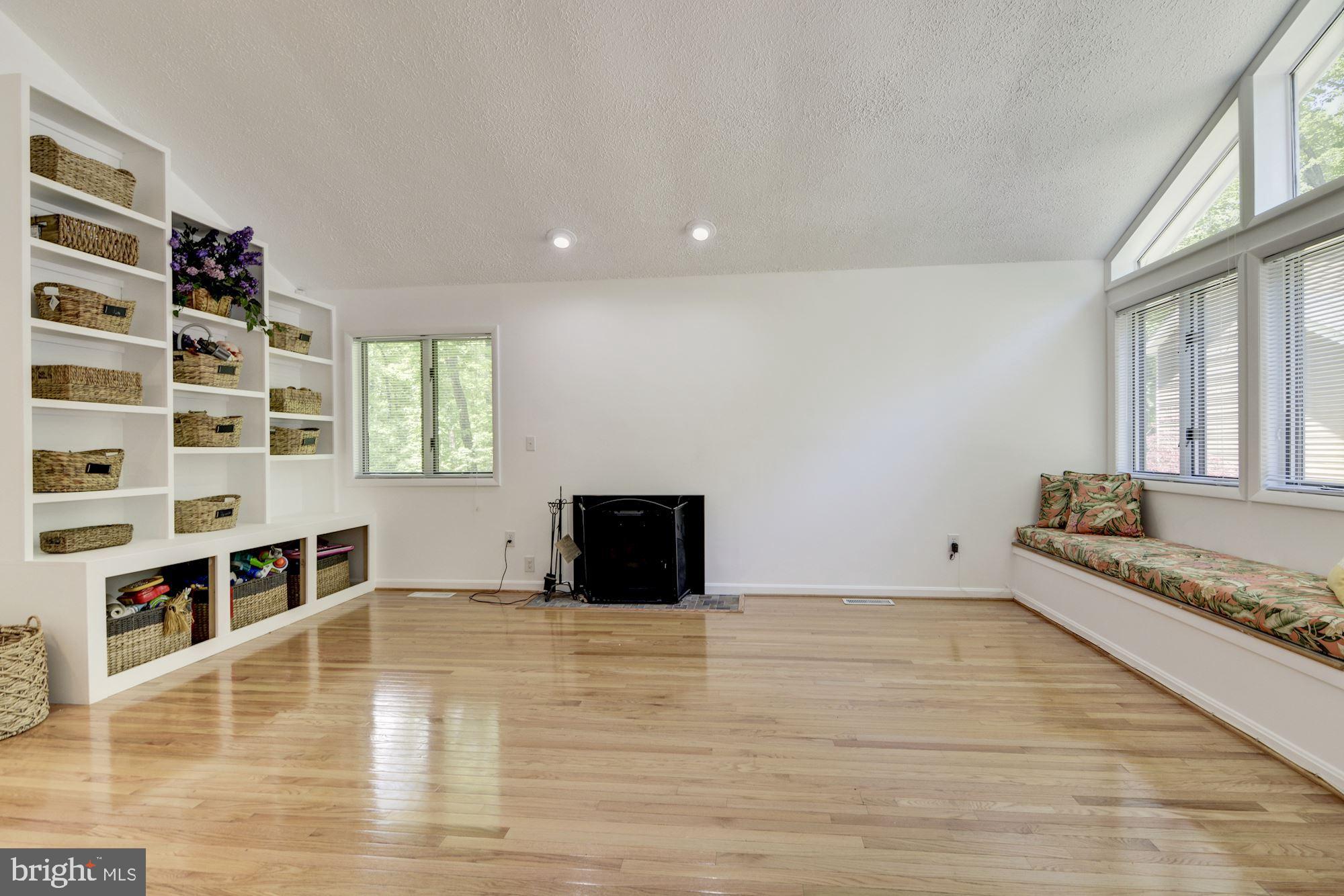 130 Claiborne Road Edgewater, MD 21037 - Photo 13 of 40 Living Room w/ Vaulted Ceilings