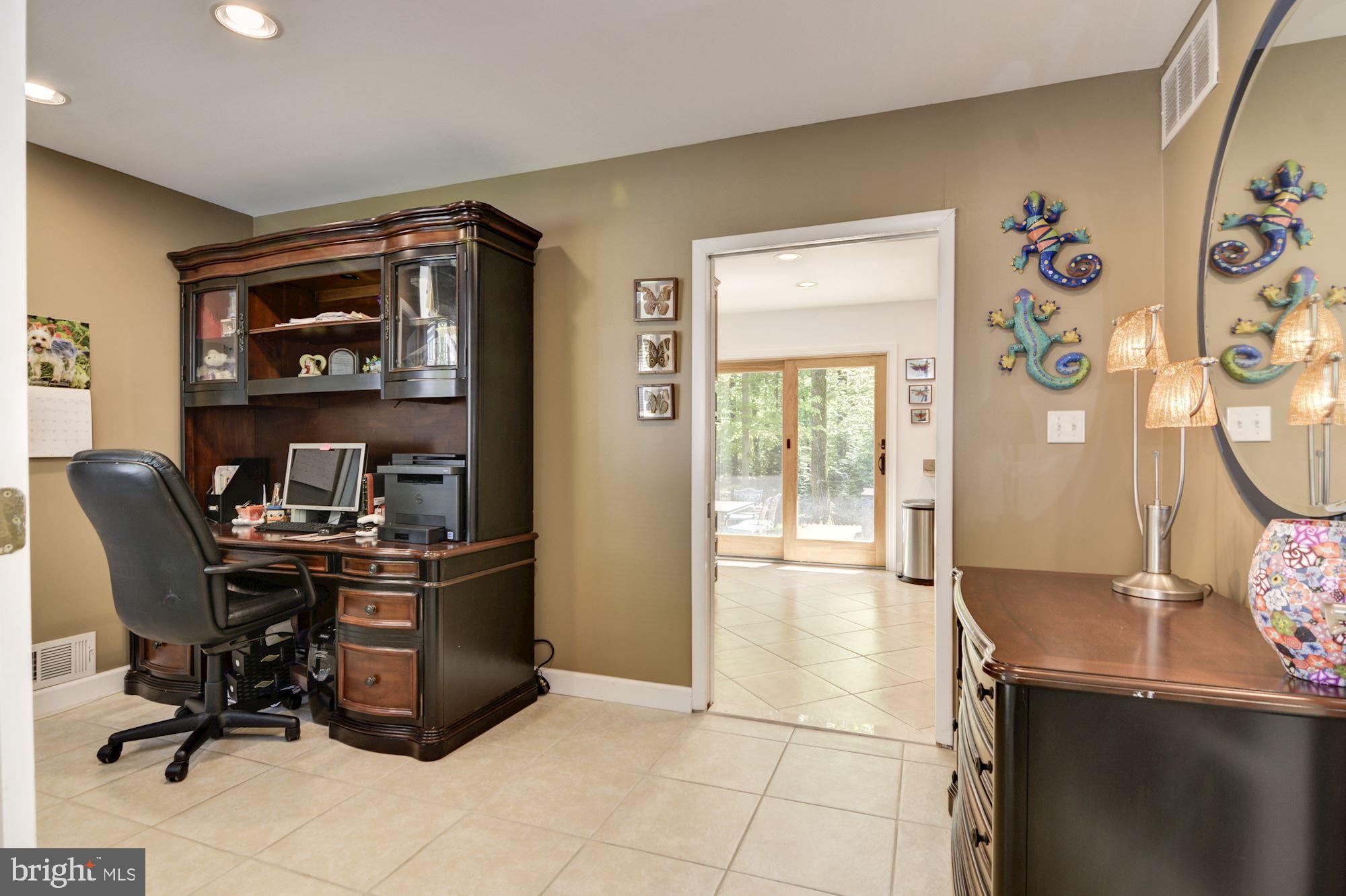 130 Claiborne Road Edgewater, MD 21037 - Photo 35 of 40 Separate Office w/ Tile Floors