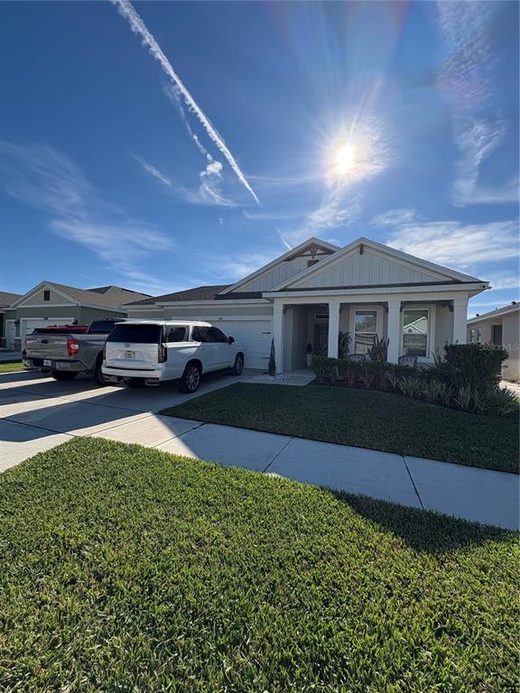 a view of a yard in front of house