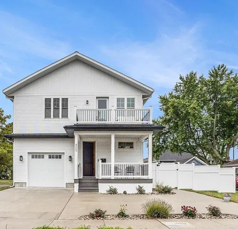 $817,900 | 805 West Loomis Street, Ludington, MI 49431