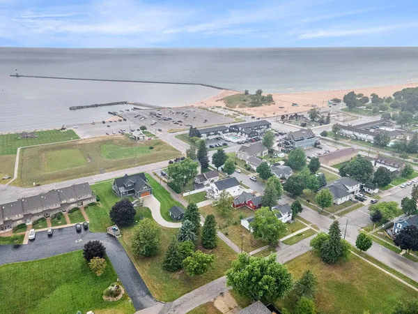 $817,900 | 805 West Loomis Street, Ludington, MI 49431