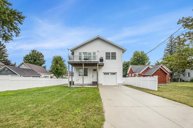 $827,900 | 805 West Loomis Street, Ludington, MI 49431