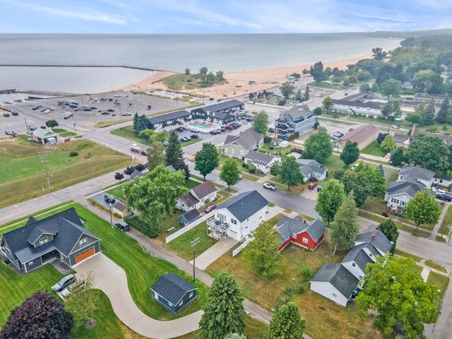 $827,900 | 805 West Loomis Street, Ludington, MI 49431