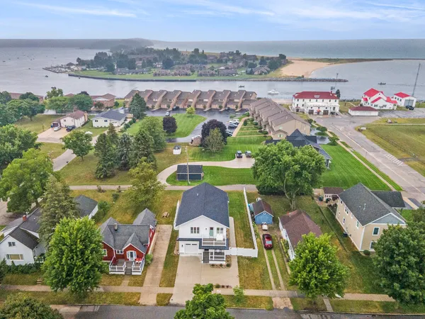 $817,900 | 805 West Loomis Street, Ludington, MI 49431