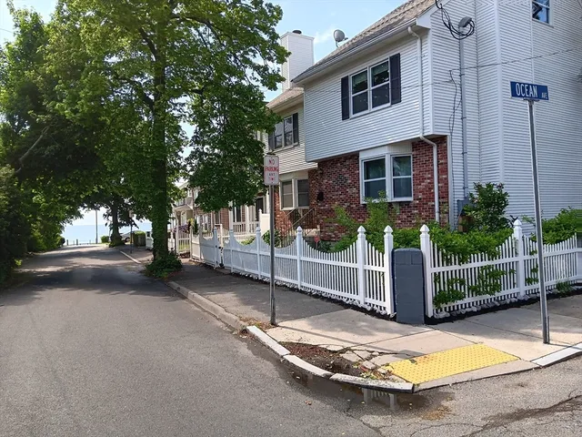a view of a house with backyard and tree
