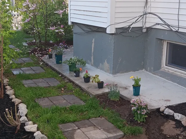 a view of a backyard